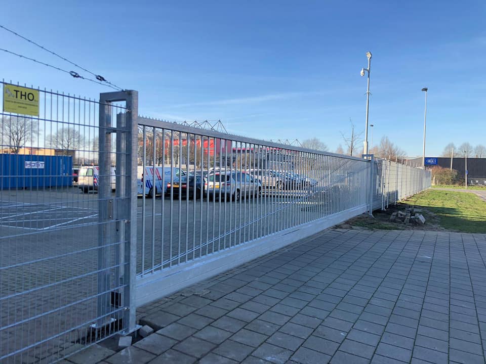 Elektrische grijze schuifpoort met toegangsoplossing